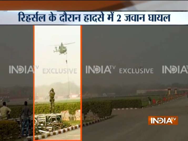Army-jawans-fall-from-helicopter-while-rehearsing-for-Army-day-parade-in-Delhi Army-jawans-fall-from-helicopter-while-rehearsing-for-Army-day-parade-in-Delhi- India TV Hindi