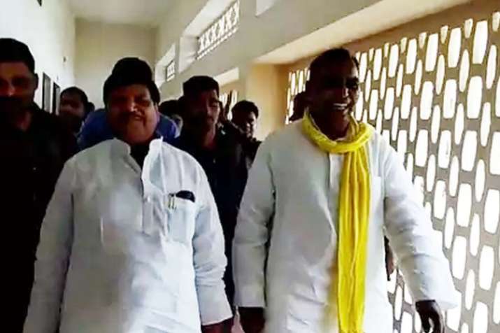 Shivpal Yadav meets BJP ally Om Prakash Rajbhar Shivpal Yadav meets BJP ally Om Prakash Rajbhar- India TV Hindi