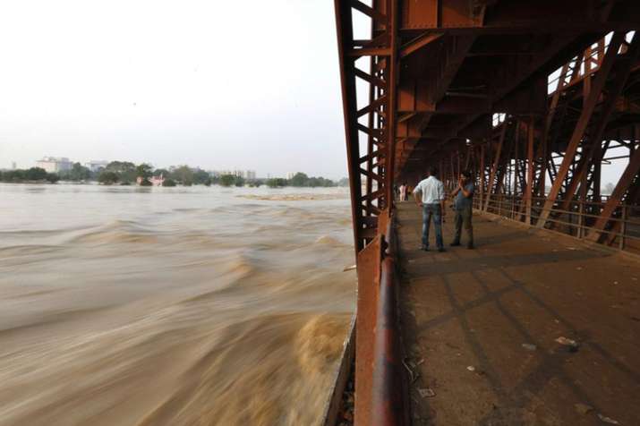 दिल्ली में बढ़ा हथिनकुंड से सैलाब खतरा, 10 हज़ार लोगों को सुरक्षित जगहों पर पहुंचाया गया दिल्ली में बढ़ा हथिनकुंड से सैलाब खतरा, 10 हज़ार लोगों को सुरक्षित जगहों पर पहुंचाया गया- India TV
