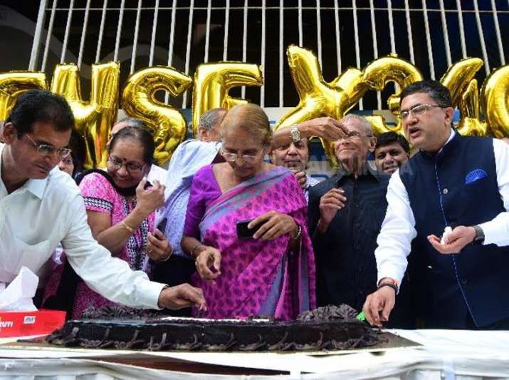 Sensex surpasses 37000 Nifty also at new high on thursday Sensex surpasses 37000 Nifty also at new high on thursday- India TV Paisa