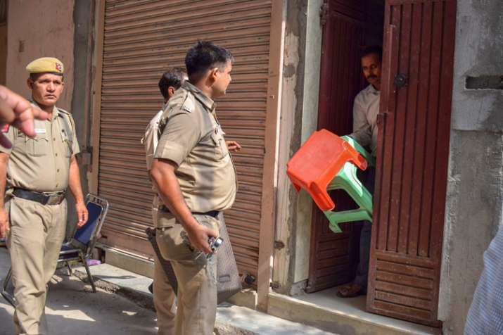 Delhi Police takes away the stools, which were supposed... Delhi Police takes away the stools, which were supposed...- India TV