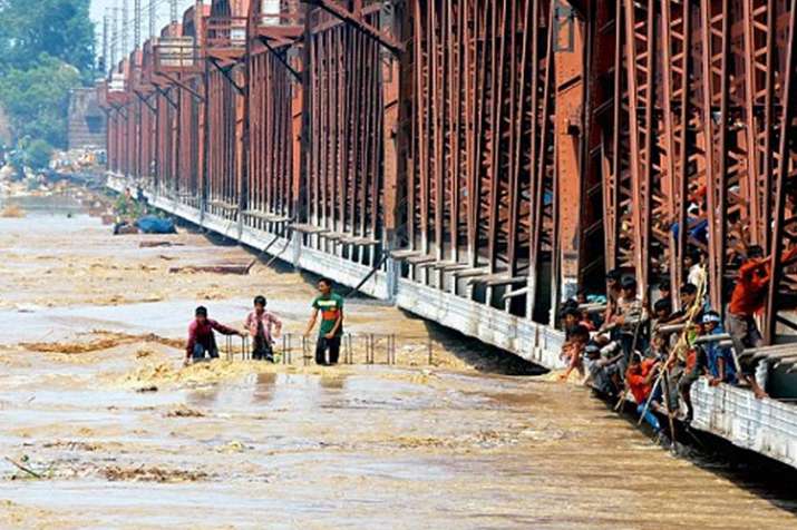 दिल्ली में यमुना खतरे के निशान के पार, निचले इलाकों में बाढ़ का खतरा दिल्ली में यमुना खतरे के निशान के पार, निचले इलाकों में बाढ़ का खतरा- India TV