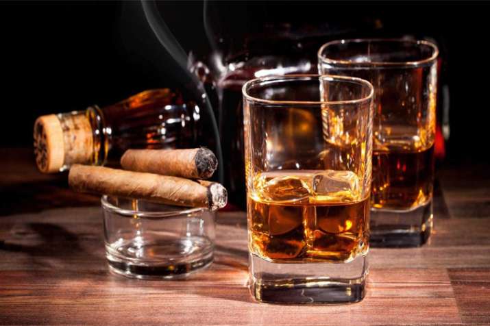 Smoking and Drinking: A Dangerous Combo for the Body: शराब के साथ सिगरेट  भूल से भी न पियें, नहीं विश्वास तो पढ़े पूरा रिसर्च - India TV Hindi News