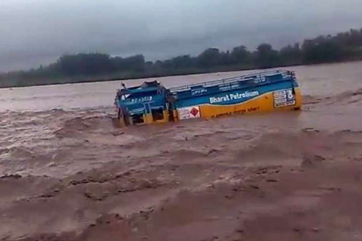 मुसीबत का सैलाब, उत्तर प्रदेश के बिजनौर में तिनके की तरह बहा टैंकर मुसीबत का सैलाब, उत्तर प्रदेश के बिजनौर में तिनके की तरह बहा टैंकर- India TV Hindi