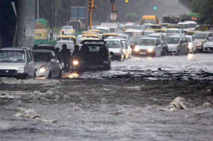 दिल्ली-एनसीआर में भारी बारिश, कई जगहों पर जलजमाव, सड़कों पर फंसे लोग दिल्ली-एनसीआर में भारी बारिश, कई जगहों पर जलजमाव, सड़कों पर फंसे लोग- India TV