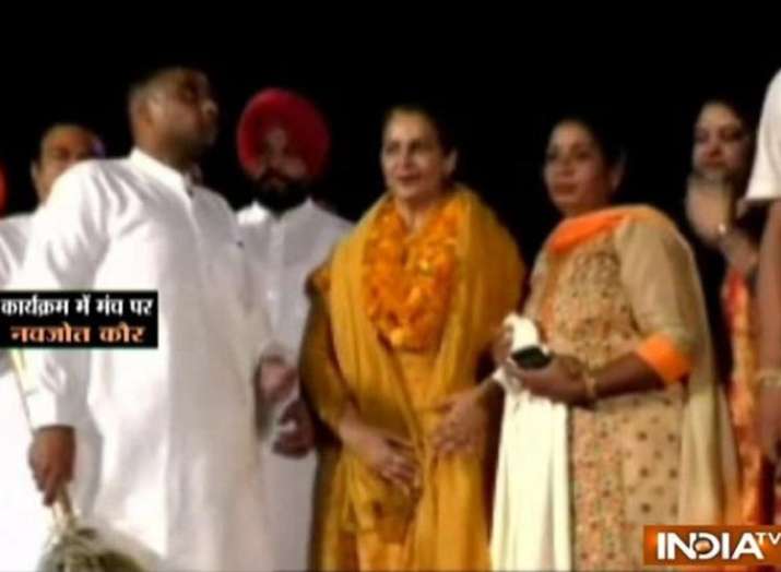 'They will not go anywhere even if 500 trains pass by': Organiser's announcement exposes Navjot Kaur 'They will not go anywhere even if 500 trains pass by': Organiser's announcement exposes Navjot Kaur- India TV
