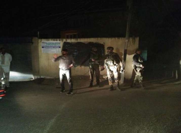Jammu and Kashmir: Five jawans injured in attack on BSF vehicle in Srinagar; search operation launch Jammu and Kashmir: Five jawans injured in attack on BSF vehicle in Srinagar; search operation launch- India TV Hindi