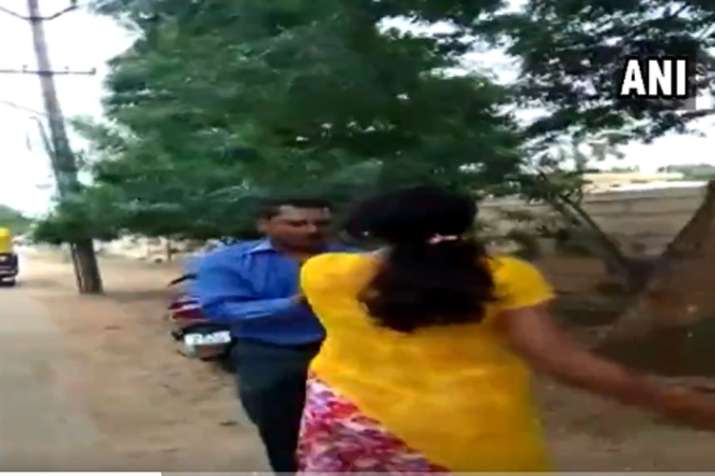 Bank Manager Thrashed Bank Manager Thrashed- India TV Hindi