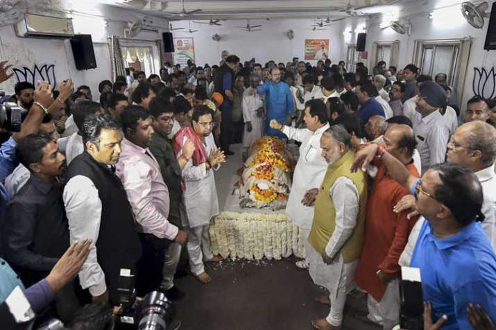 People pay their last respects to the mortal remains of... People pay their last respects to the mortal remains of...- India TV Hindi