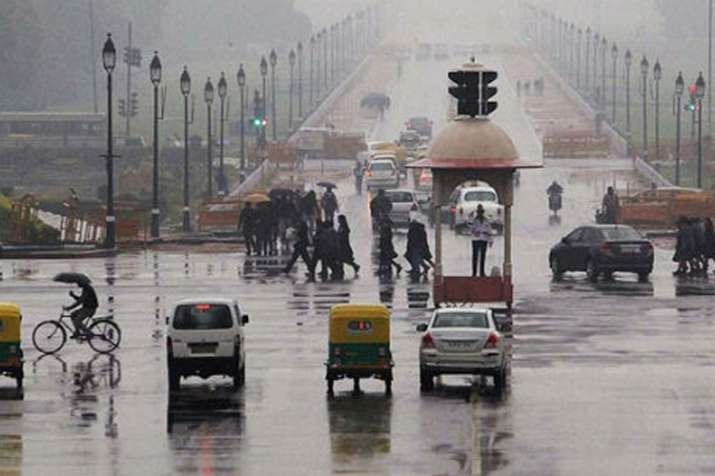रुक-रुक कर बारिश से बदला दिल्ली का मौसम, प्रदूषण में मामूली सुधार रुक-रुक कर बारिश से बदला दिल्ली का मौसम, प्रदूषण में मामूली सुधार- India TV Hindi