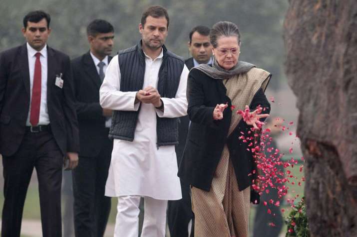 Rahul Gandhi and Sonia Gandhi pays tribute to Indira Gandhi on death anniversary, visits Shakti Stha Rahul Gandhi and Sonia Gandhi pays tribute to Indira Gandhi on death anniversary, visits Shakti Stha- India TV Hindi