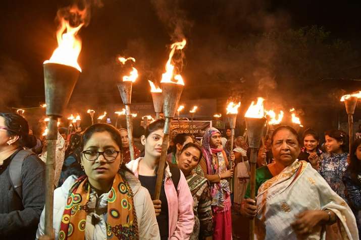 सड़कों पर मशाल लेकर उतरे भोपाल गैस पीड़ित | PTI सड़कों पर मशाल लेकर उतरे भोपाल गैस पीड़ित | PTI- India TV Hindi
