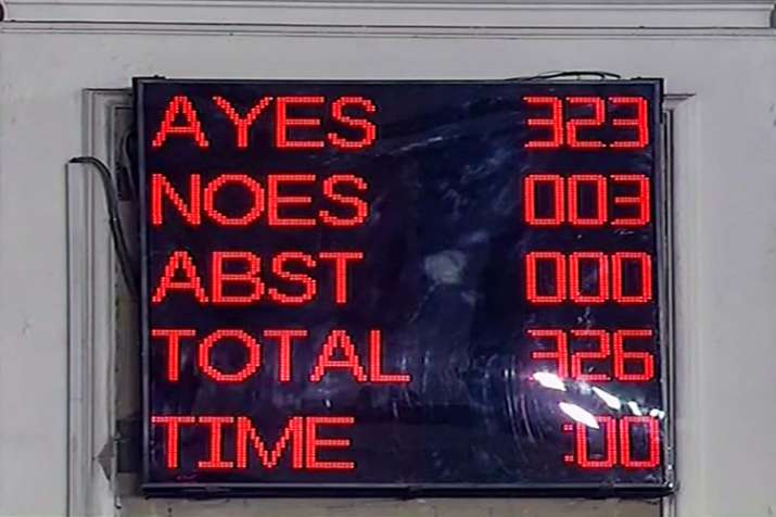 Lok Sabha passes Bill for 10 per cent quota for economically backward section in general category Lok Sabha passes Bill for 10 per cent quota for economically backward section in general category- India TV