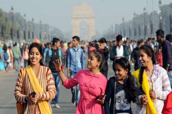 नववर्ष के जश्न के लिए इंडिया गेट पर उमड़े 75,000 से अधिक लोग, पब, मॉल, बाजार में भी भीड़ नववर्ष के जश्न के लिए इंडिया गेट पर उमड़े 75,000 से अधिक लोग, पब, मॉल, बाजार में भी भीड़- India TV