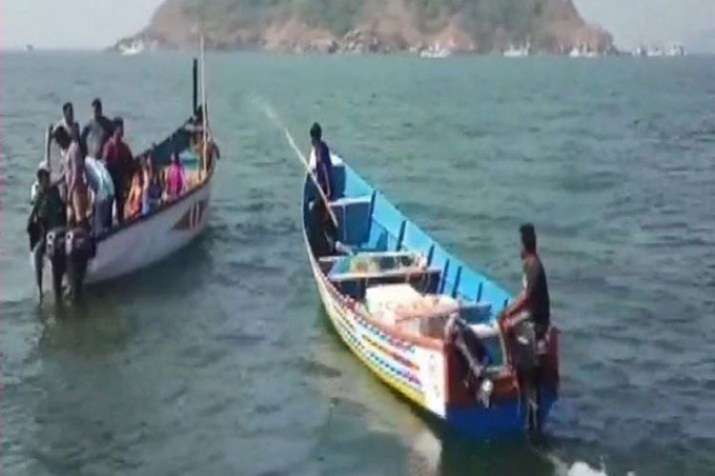 The Indian Navy has also been roped in to assist in the search operation off Karwar bridge in Kali R The Indian Navy has also been roped in to assist in the search operation off Karwar bridge in Kali R- India TV