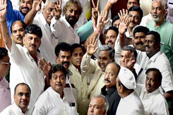 कर्नाटक कांग्रेस की आज अहम बैठक, 3 विधायक अभी भी मुंबई के होटल में कर्नाटक कांग्रेस की आज अहम बैठक, 3 विधायक अभी भी मुंबई के होटल में- India TV