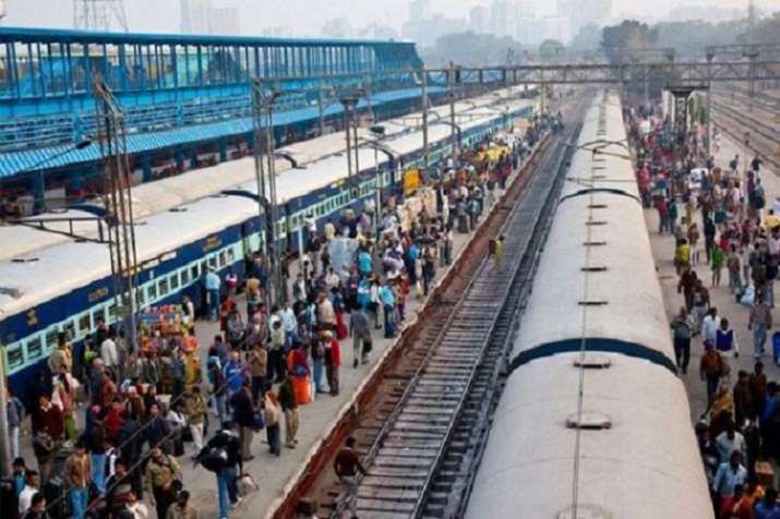 Shawl vendors from Kashmir assaulted on Delhi train in... Shawl vendors from Kashmir assaulted on Delhi train in...- India TV