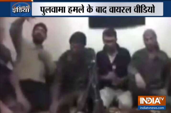 पुलवामा हमले के बाद सेल्फी लेते वक्त आतंकियों की पूरी टीम बम धमाके में उड़ी, वीडियो वायरल पुलवामा हमले के बाद सेल्फी लेते वक्त आतंकियों की पूरी टीम बम धमाके में उड़ी, वीडियो वायरल- India TV Hindi
