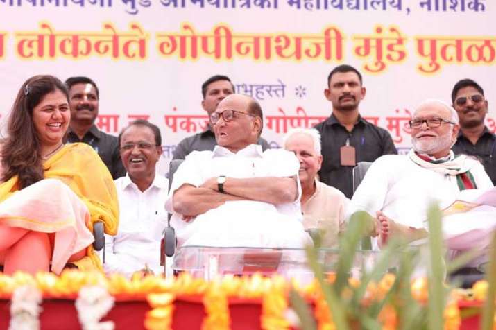 Sharad Pawar, Pankaja Munde share dias, lighter... Sharad Pawar, Pankaja Munde share dias, lighter...- India TV