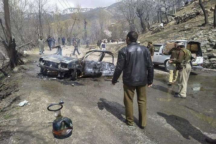 Car exploded near CRPF convoy on the Jammu-Srinagar... Car exploded near CRPF convoy on the Jammu-Srinagar...- India TV