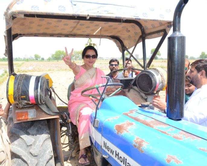 BJP MP and Mathura candidate Hema Malini drives a tractor in Govardhan BJP MP and Mathura candidate Hema Malini drives a tractor in Govardhan- India TV Hindi