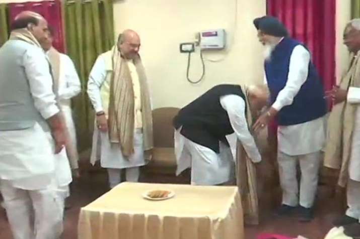 PM Narendra Modi touches feet of Parkash Singh Badal to seek his blessings before nominations| ANI PM Narendra Modi touches feet of Parkash Singh Badal to seek his blessings before nominations| ANI- India TV Hindi