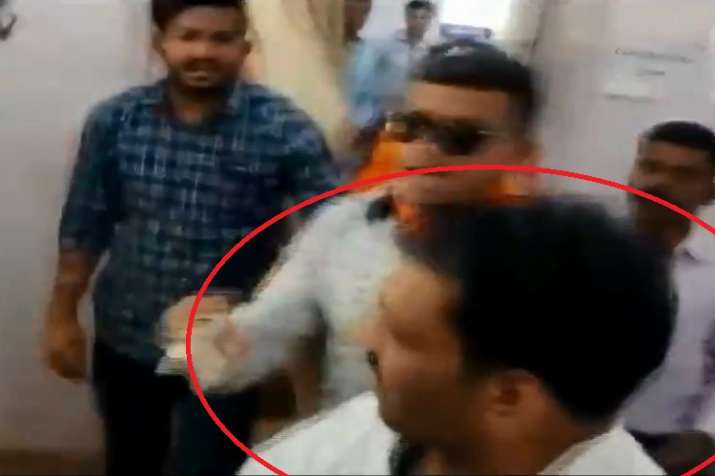 BJP worker beaten a youth alleged of showing black flags... BJP worker beaten a youth alleged of showing black flags...- India TV Hindi