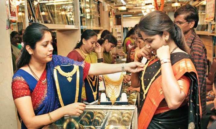 Gold falls on muted demand from jewellers despite Akshaya Tritiya Gold falls on muted demand from jewellers despite Akshaya Tritiya- India TV Paisa