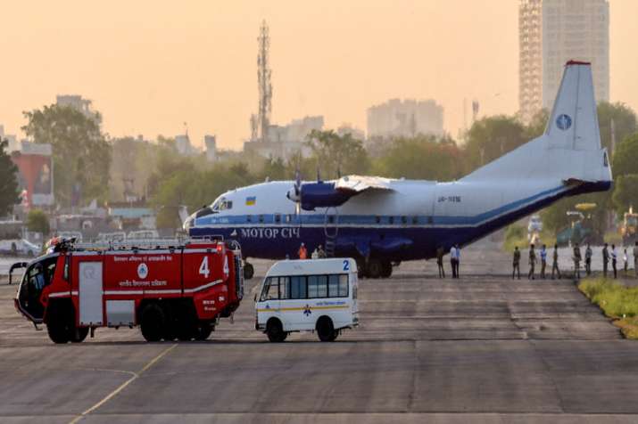 Indian Air Force fighter jets force an Antonov AN-12 heavy cargo plane coming from Pakistani Air spa Indian Air Force fighter jets force an Antonov AN-12 heavy cargo plane coming from Pakistani Air spa- India TV Hindi