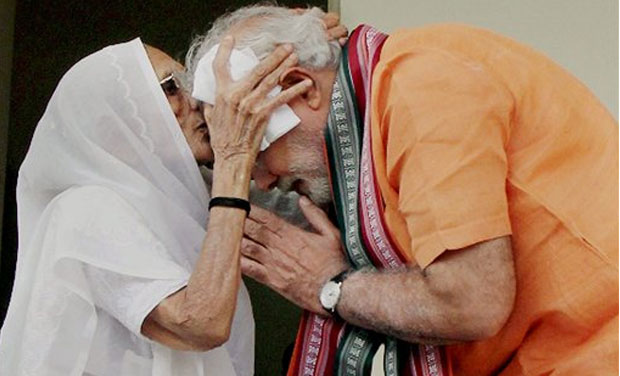 मोदी कल अपनी मां से मिलने गुजरात और सोमवार को वाराणसी जाएंगे मोदी कल अपनी मां से मिलने गुजरात और सोमवार को वाराणसी जाएंगे- India TV