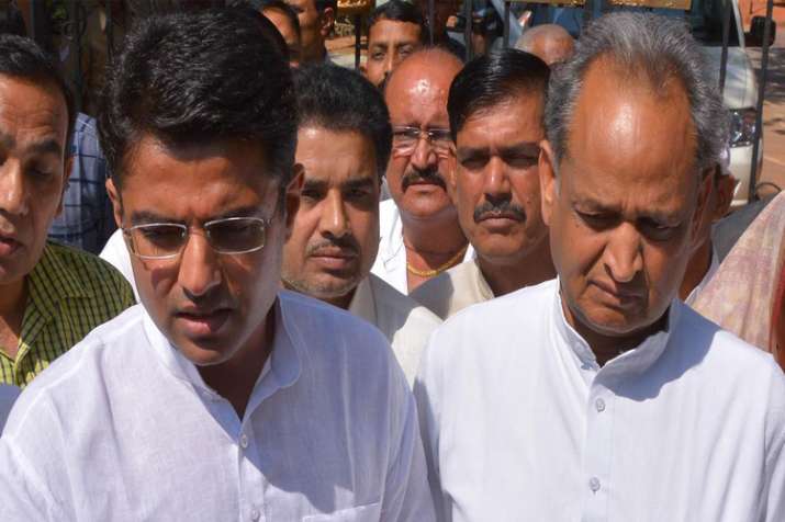 ‘एक नेता जमीन से जुड़ा है, दूसरा हाईफाई है जो ग्रामीण इलाकों में भी अंग्रेजी में बोलता है’ ‘एक नेता जमीन से जुड़ा है, दूसरा हाईफाई है जो ग्रामीण इलाकों में भी अंग्रेजी में बोलता है’- India TV Hindi