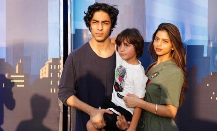 Shah Rukh Khan Shares A Picture Of His Kids Aryan Suhana And Abram श हर ख ख न न त न बच च आर यन स ह न और अबर म क फ ट क य श यर India Tv Hindi News