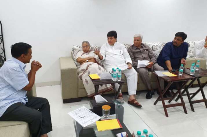 Sheila Dixit meets Arvind Kejriwal to discuss power cuts and water issues | Twitter Sheila Dixit meets Arvind Kejriwal to discuss power cuts and water issues | Twitter- India TV