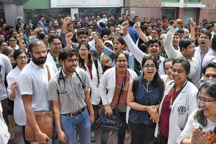 दिल्ली के एम्स, सफदरजंग अस्पताल के डॉक्टरों ने हड़ताल वापस ली दिल्ली के एम्स, सफदरजंग अस्पताल के डॉक्टरों ने हड़ताल वापस ली- India TV