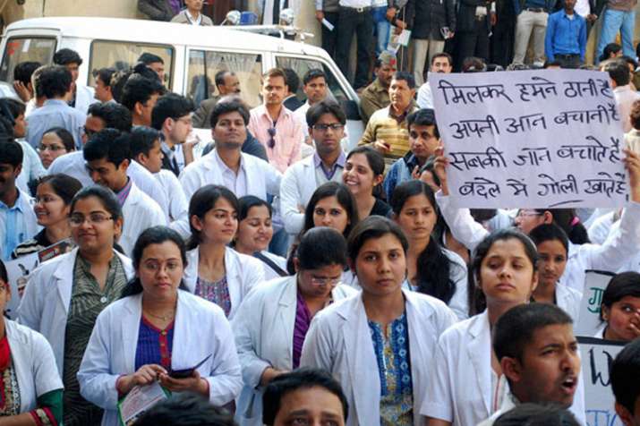 बंगाल की लड़ाई पूरे देश में फैली, कोलकाता में 80 डॉक्टरों का सामूहिक इस्तीफा बंगाल की लड़ाई पूरे देश में फैली, कोलकाता में 80 डॉक्टरों का सामूहिक इस्तीफा- India TV Hindi