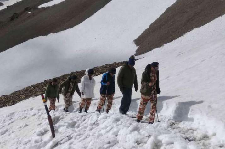 अपने साथी कर्मचारियों के साथ भारत-तिब्बत सीमा पुलिस के महानिदेशक एसएस देसवाल | India TV अपने साथी कर्मचारियों के साथ भारत-तिब्बत सीमा पुलिस के महानिदेशक एसएस देसवाल | India TV- India TV