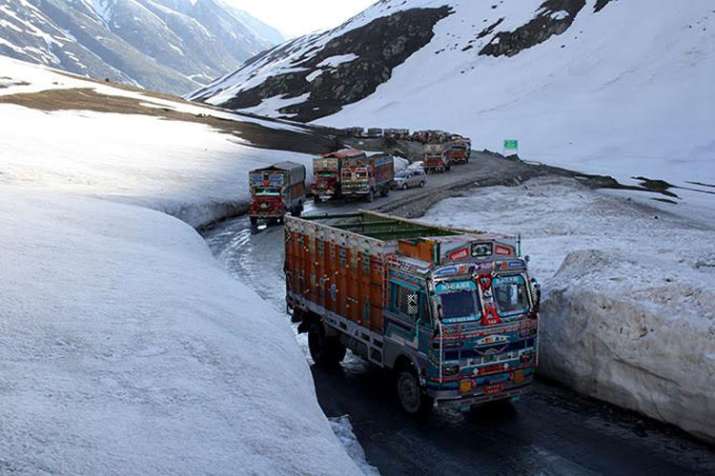 Massive traffic jam on Srinagar-Leh highway near Zojila pass Massive traffic jam on Srinagar-Leh highway near Zojila pass- India TV