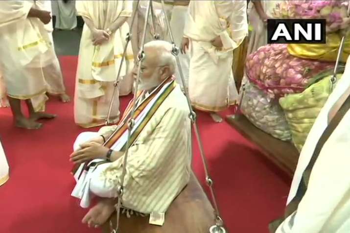 पीएम ने गुरुवयुर मंदिर में तुलाभरम रस्म की, मोदी को कमल के फूलों से तौला गया पीएम ने गुरुवयुर मंदिर में तुलाभरम रस्म की, मोदी को कमल के फूलों से तौला गया- India TV Hindi