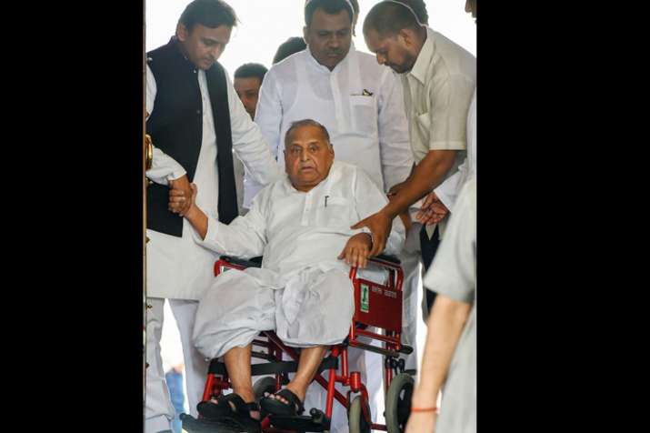व्हील चेयर पर लोकसभा में पहुंचे मुलायम, निर्धारित क्रम से पहले ली शपथ व्हील चेयर पर लोकसभा में पहुंचे मुलायम, निर्धारित क्रम से पहले ली शपथ- India TV