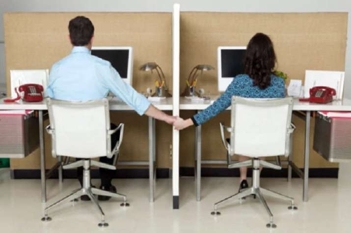 Office romance: Experts warn against conflict of interest Office romance: Experts warn against conflict of interest- India TV Paisa