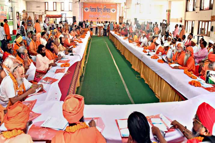विहिप की बैठक में संतों की राम मंदिर जल्द बनाने की मांग विहिप की बैठक में संतों की राम मंदिर जल्द बनाने की मांग- India TV