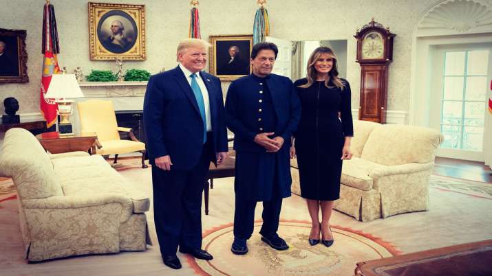 अमेरिकी राष्ट्रपति डोनाल्ड ट्रंप ने इमरान खान को व्हाइट हाउस दिखाया अमेरिकी राष्ट्रपति डोनाल्ड ट्रंप ने इमरान खान को व्हाइट हाउस दिखाया- India TV