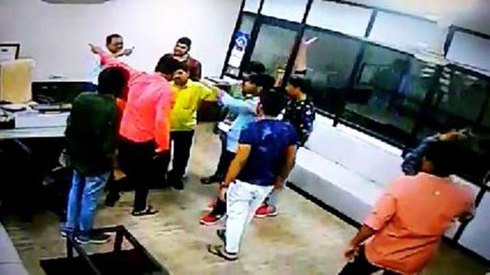 अहमदाबाद में कॉलेज में घुसकर पूर्व छात्र की गुंडागर्दी, शराब पीकर की प्रिंसिपल के केबिन में तोड़फोड़ अहमदाबाद में कॉलेज में घुसकर पूर्व छात्र की गुंडागर्दी, शराब पीकर की प्रिंसिपल के केबिन में तोड़फोड़- India TV Hindi