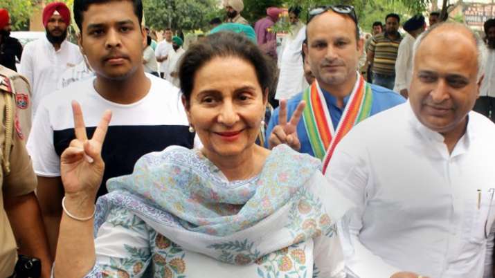 सफाई अभियान के दौरान बेहोश हुईं मुख्यमंत्री अमरिंदर सिंह की पत्नी सफाई अभियान के दौरान बेहोश हुईं मुख्यमंत्री अमरिंदर सिंह की पत्नी- India TV Hindi