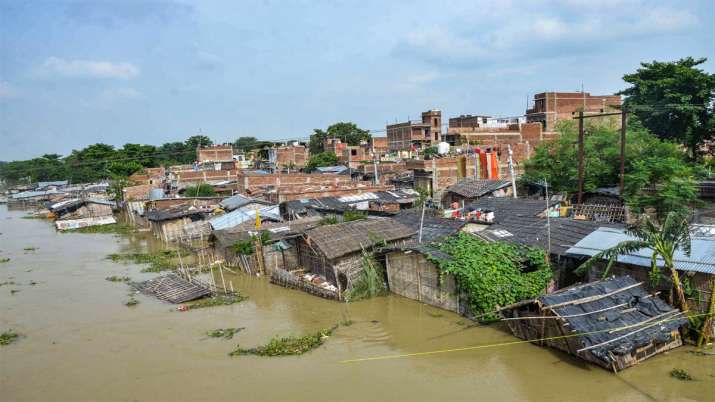 मुजफ्फरपुर में बाढ़ का पानी बस्तियों में घुस आया 