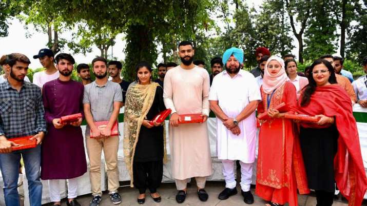 CM amdiner singh organised lunch party for kashmiri... CM amdiner singh organised lunch party for kashmiri...- India TV