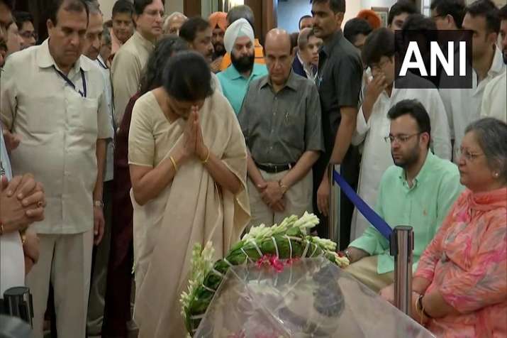 Finance Minister Nirmala Sitharaman pays tribute to former Union Finance Minister Arun Jaitley Finance Minister Nirmala Sitharaman pays tribute to former Union Finance Minister Arun Jaitley- India TV Paisa