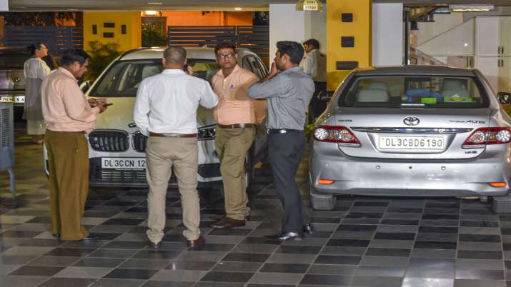 CBI team reaches Chidambaram's residence, leaves as he was not home CBI team reaches Chidambaram's residence, leaves as he was not home- India TV