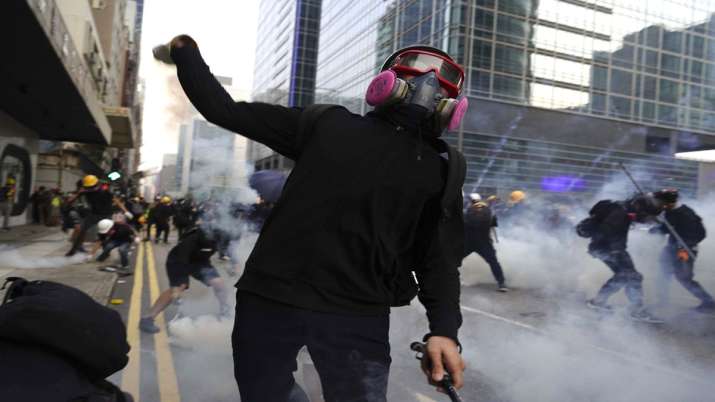 Hong Kong police fire tear gas in renewed clash with... Hong Kong police fire tear gas in renewed clash with...- India TV Hindi