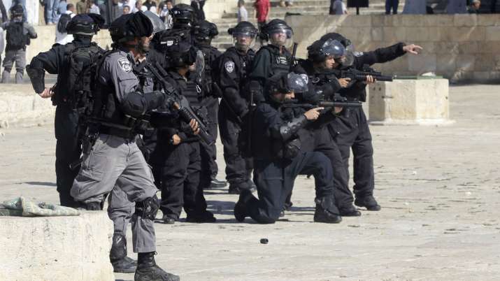 Palestinians and Israeli police clash at Al-Aqsa Mosque, 14 injured | AP Palestinians and Israeli police clash at Al-Aqsa Mosque, 14 injured | AP- India TV